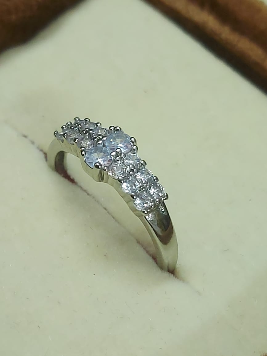 Elegant Silver-Tone Girls Finger Ring – Stylish Modern & Sleek Look