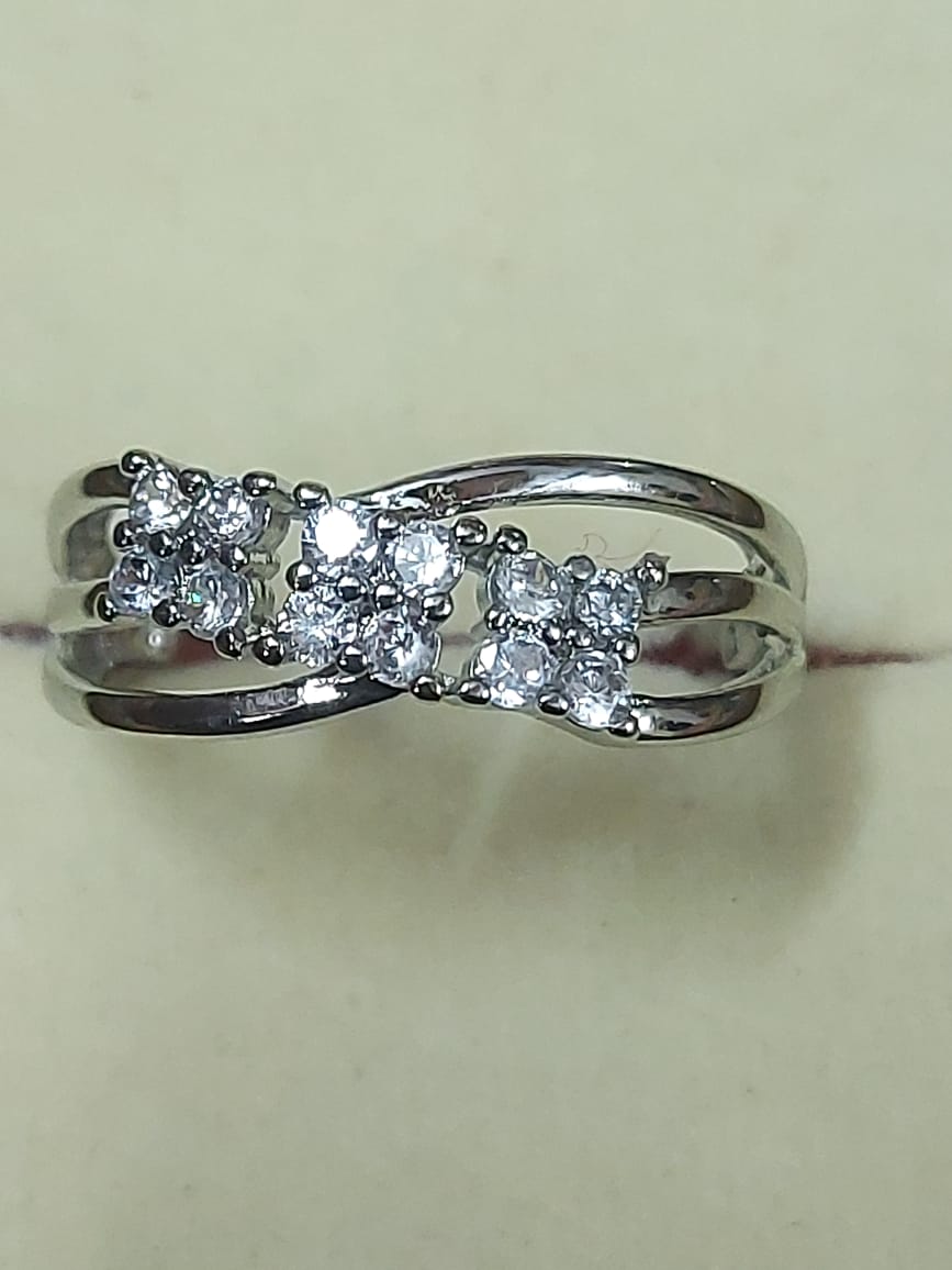 Trendy Silver Color Finger Ring for Girls – Modern and Sleek Look